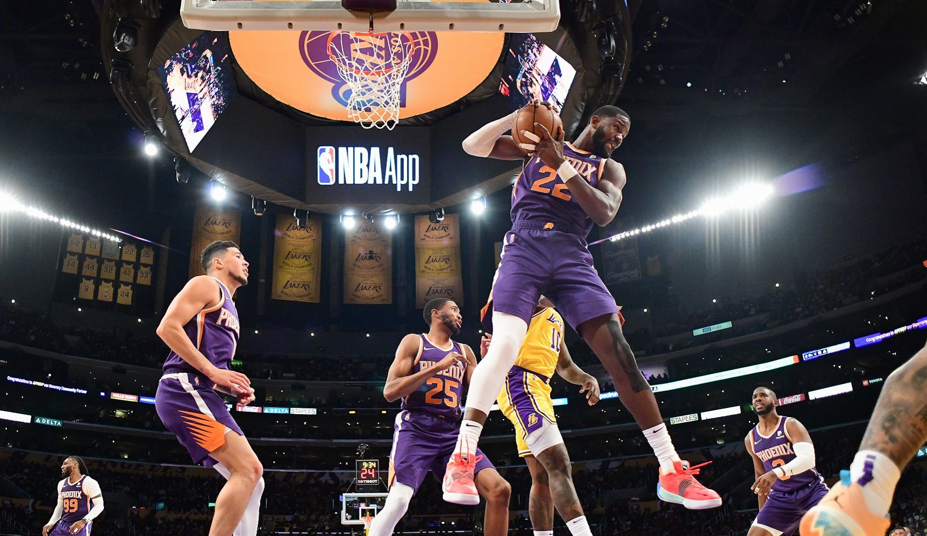 Suns Hempaskan Lakers yang Frustasi