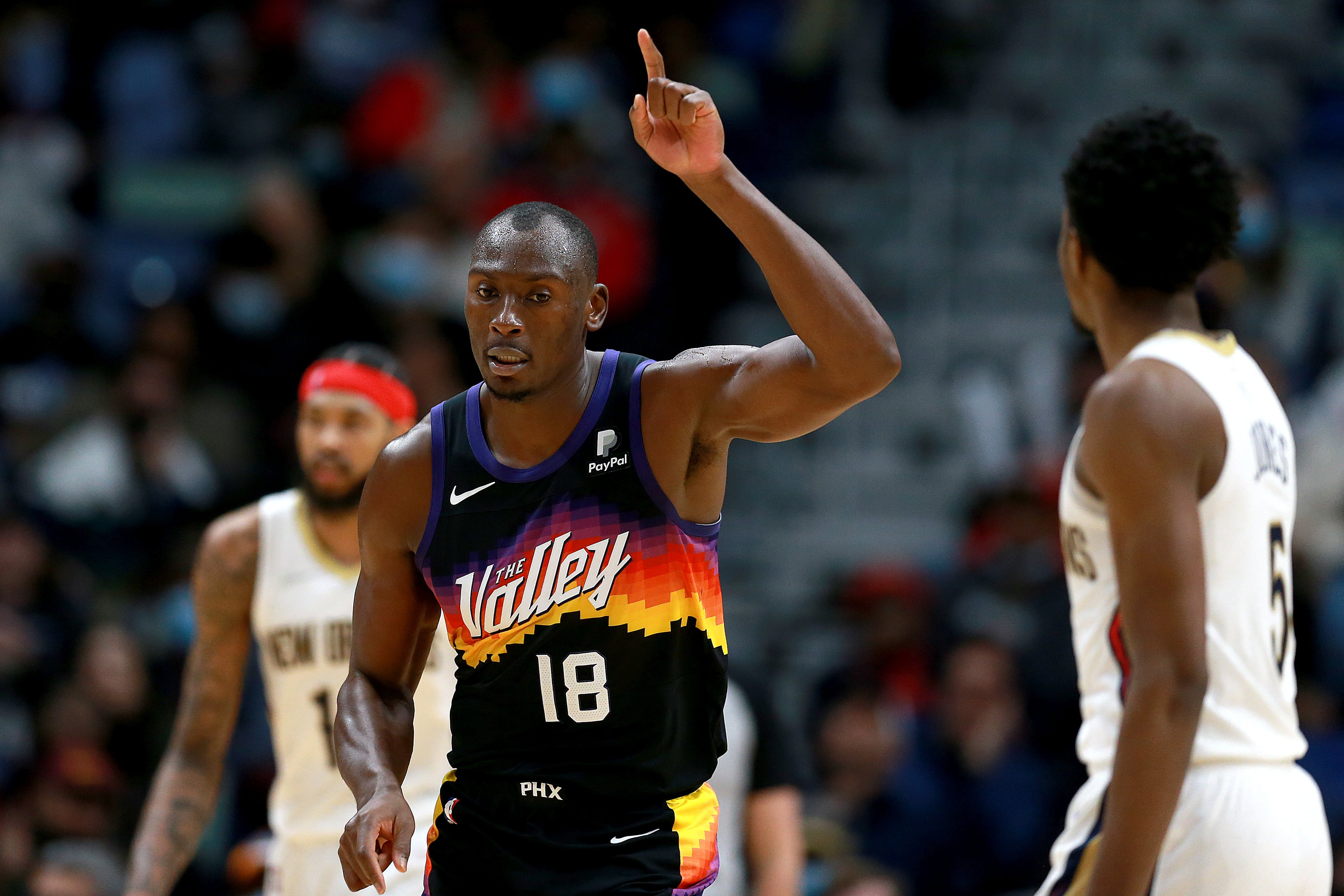 Suns Pertahankan Bismack Biyombo