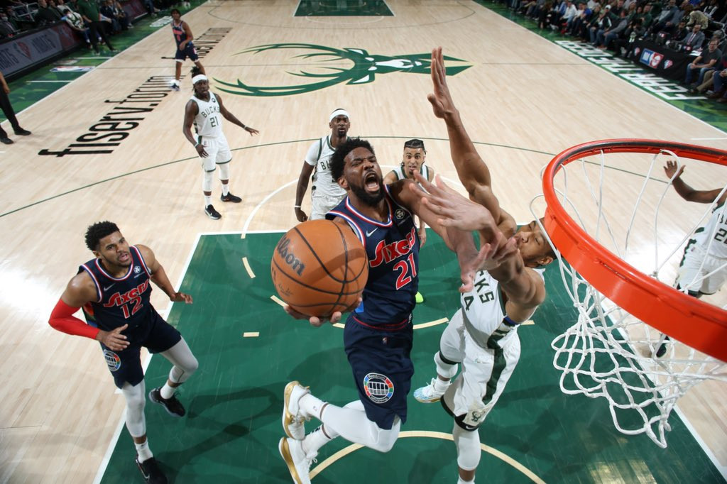 Dobel-dobel 42 Poin Joel Embiid Redam Milwaukee Bucks