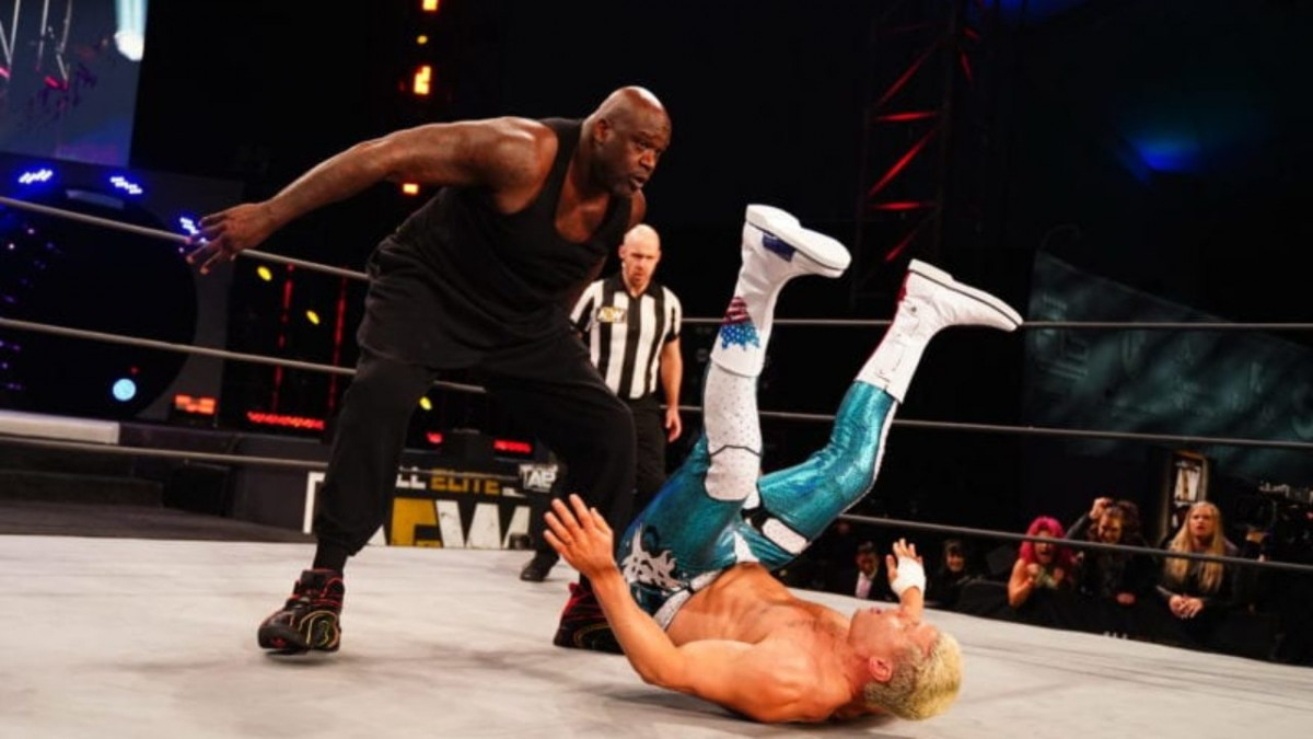 Shaquille O'Neal Dibanting di Meja Pada Debut AEW Dynamite - mainbasket.com