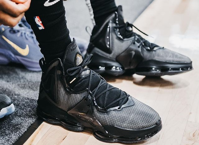 Nike LeBron 19 Tampil Elegan dengan Warna Hitam