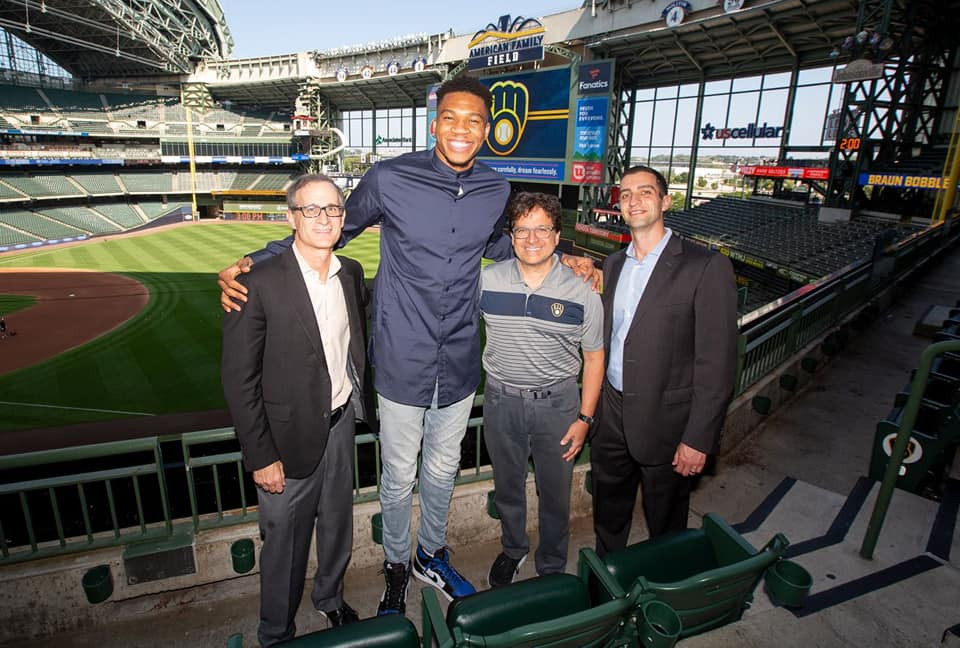 Giannis Antetokounmpo Jadi Investor Milwaukee Brewers