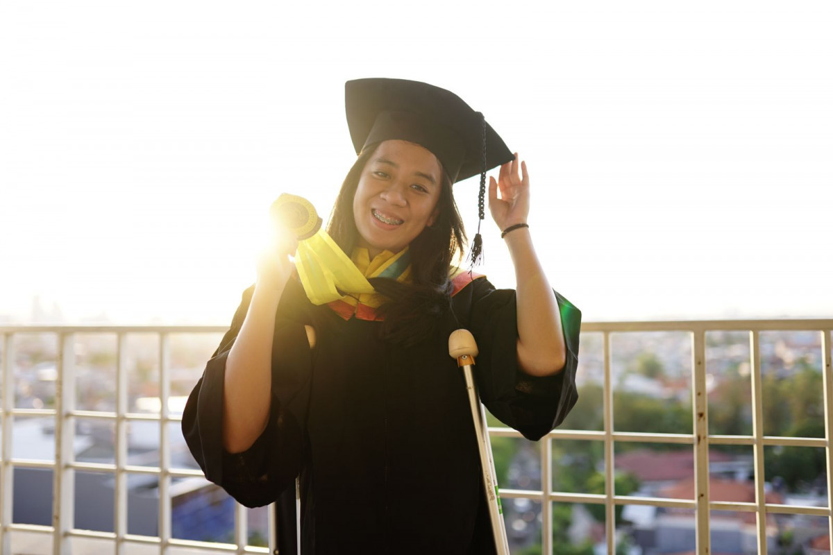 Annisa Widyarni, Obati Luka Cedera dengan Wisuda S2