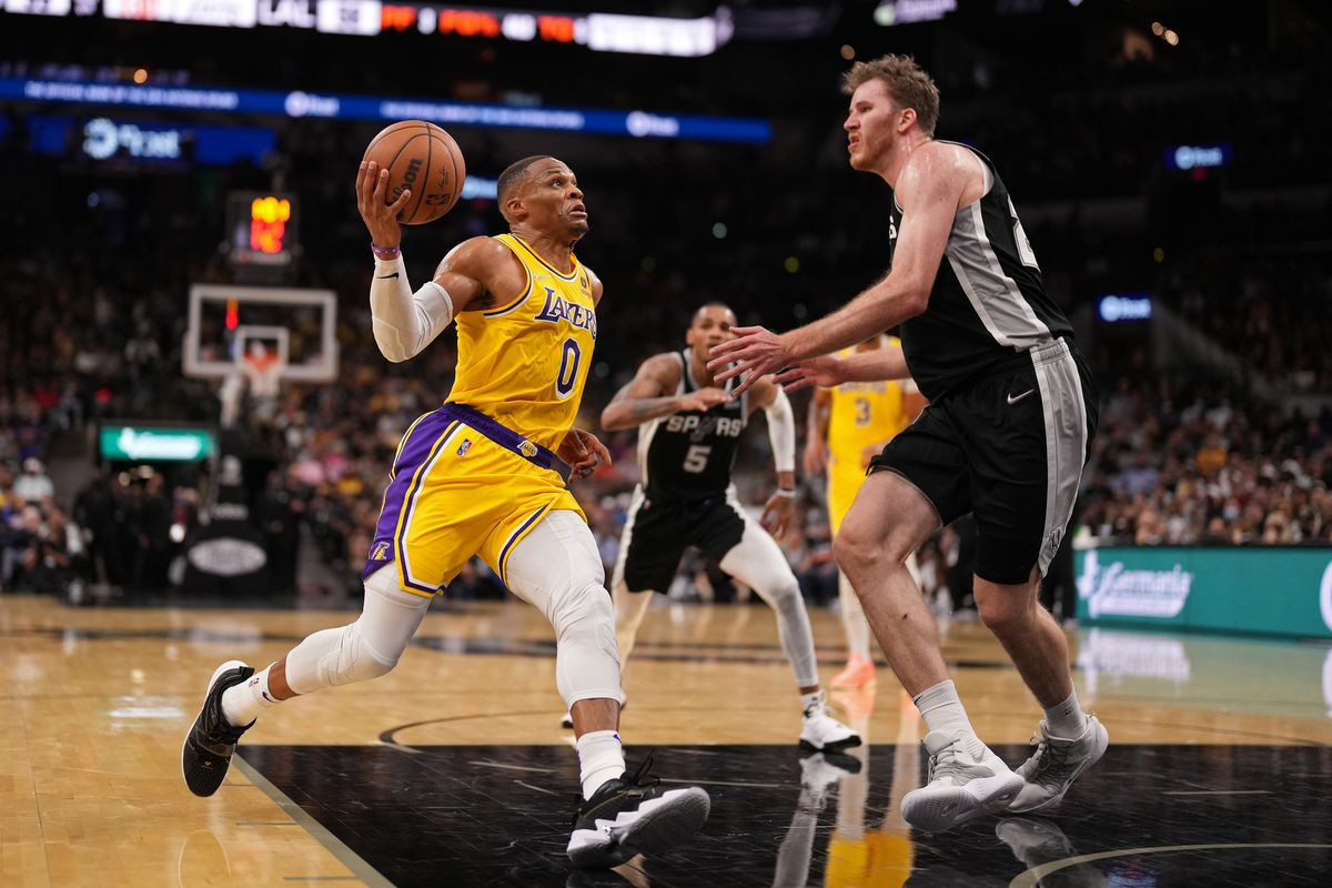 Tanpa LeBron James, Lakers Menang Lawan Spurs Lewat Overtime