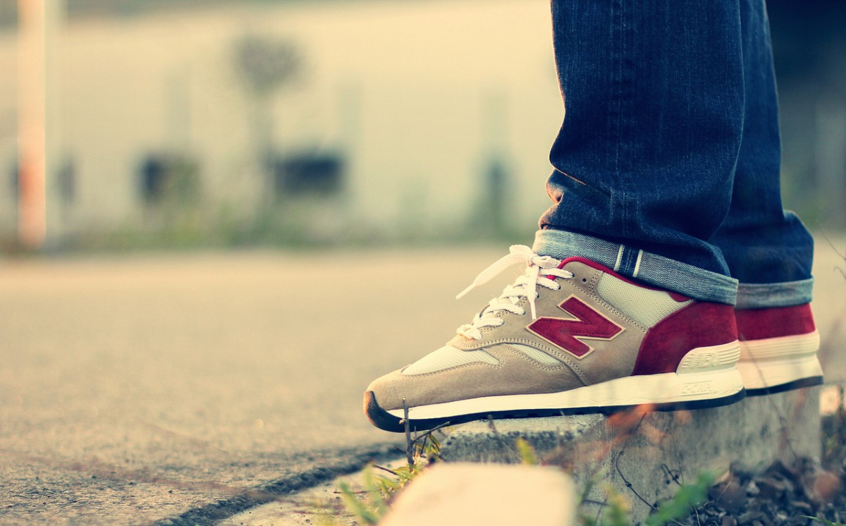 style dengan sepatu new balance