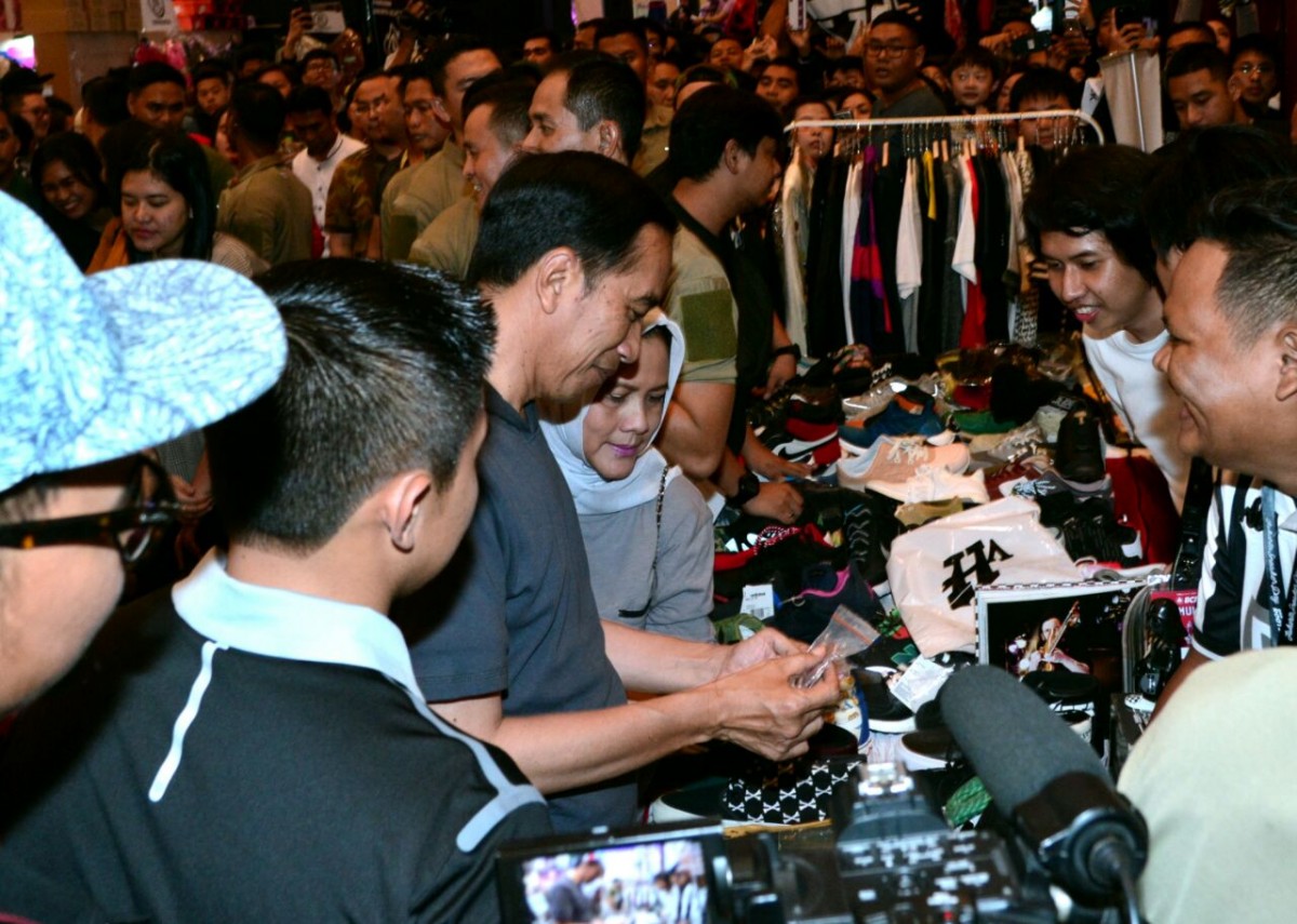 Jokowi melihat-lihat Sepatu | Sumber: MainBasket