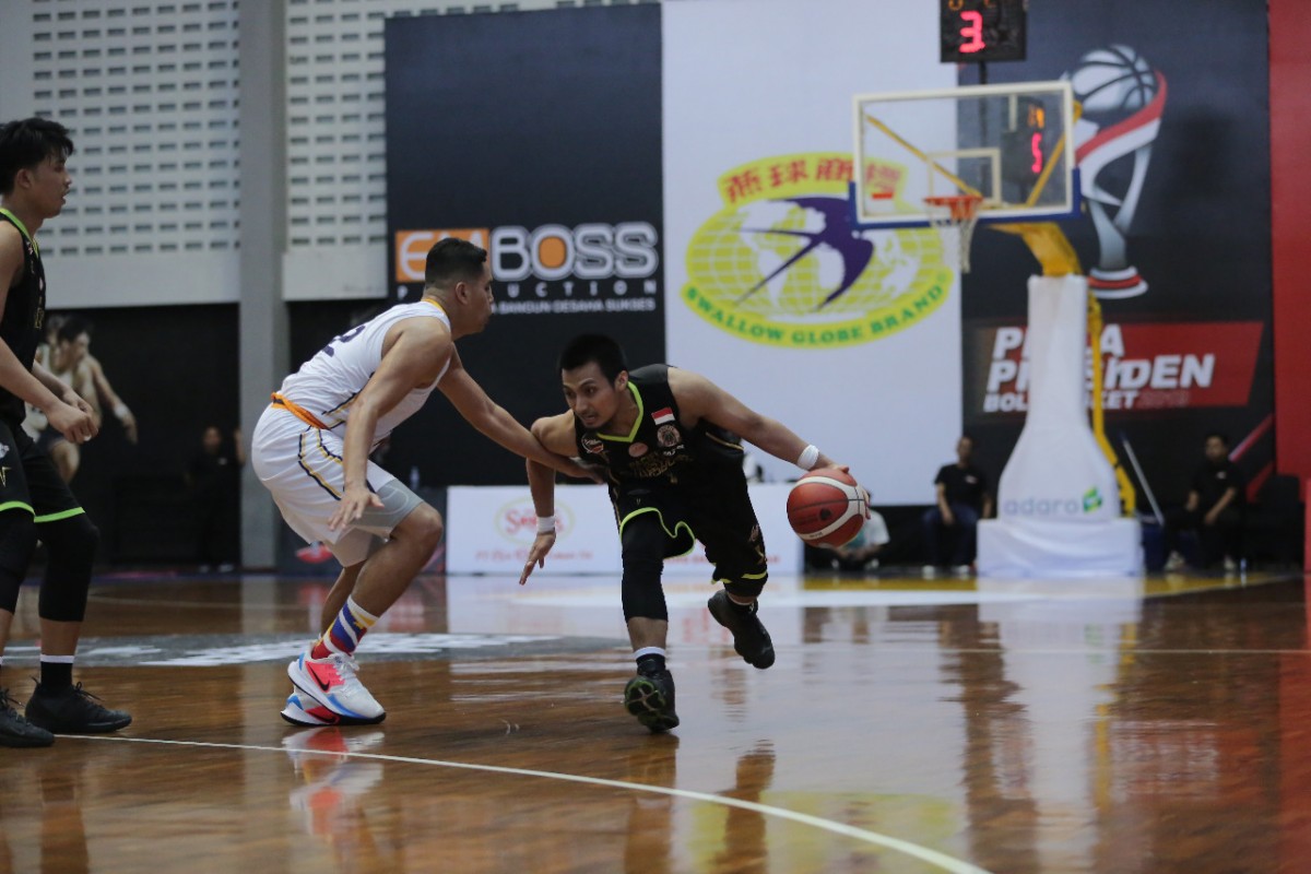 Dicky Satria Wibisono (jersey hitam) saat bermain di Piala Presiden Basket 2019 bersama Pacific. (Dika Kawengian)