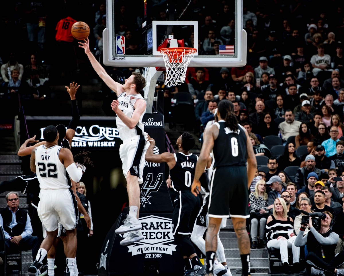 Bertindak sebagai tuan rumah di AT&amp;T Center, San Antonio, Texas...