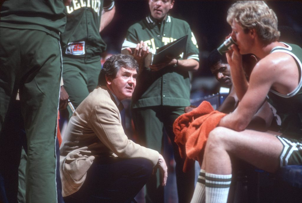 Pelatih Legendaris NBA Bill Fitch Tutup Usia