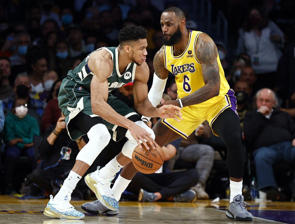 Tak Bisa Hentikan Giannis, Lakers Pasrah Dihajar Bucks