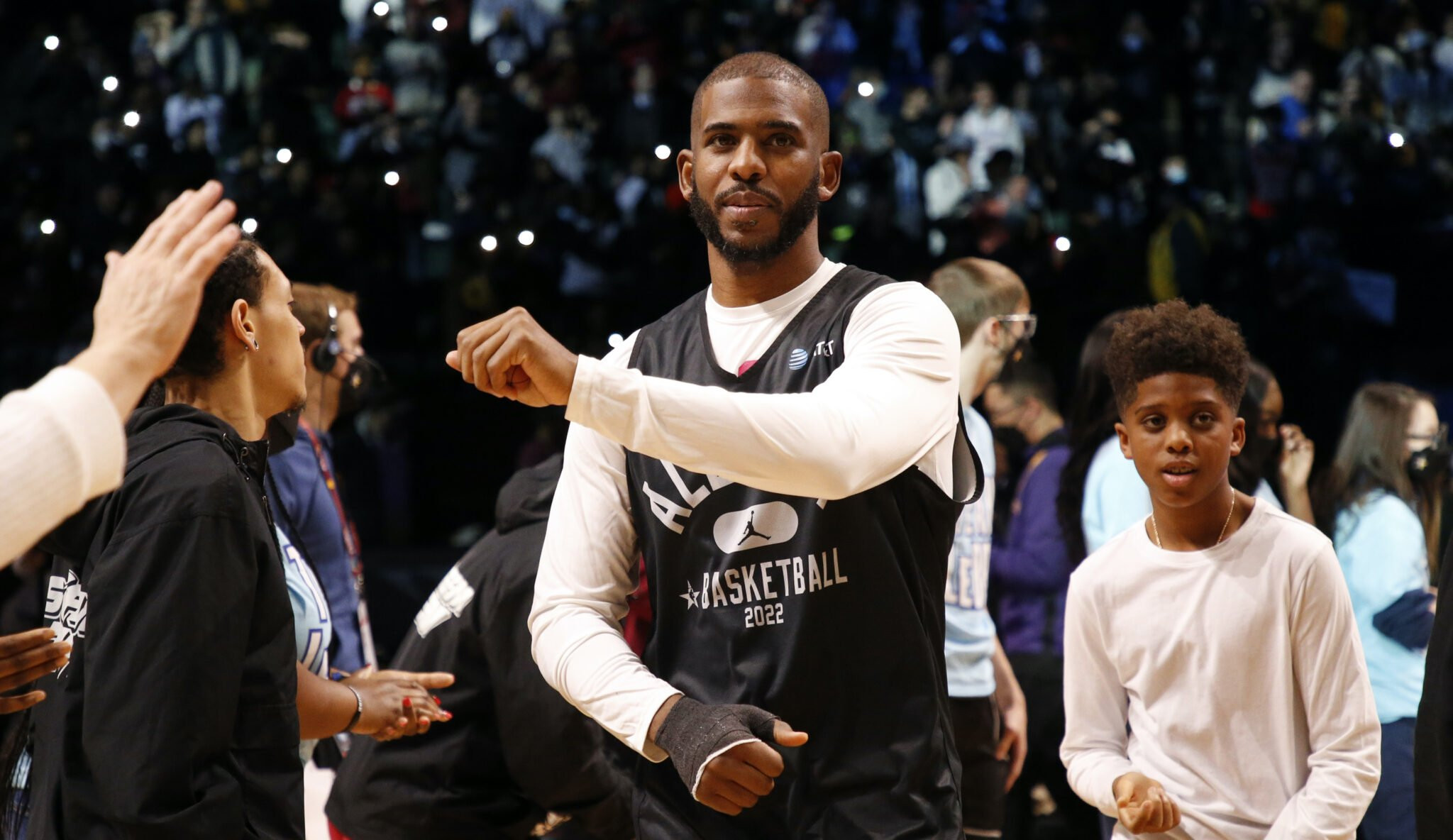 Cedera Retak Ibu Jari, Chris Paul Menepi 6—8 Pekan