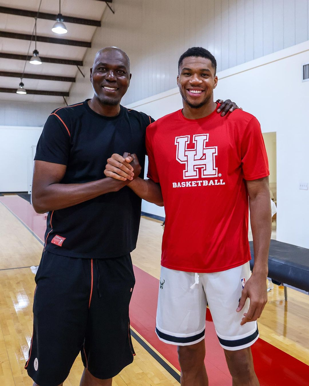 Giannis Berlatih dengan Hakeem Olajuwon