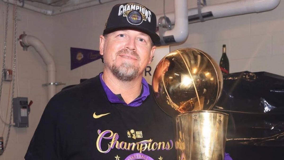 Mike Pinberthy Mavs Merekrut Mike Penberthy, Aroma Lakers 2019-2020 Makin Kental ...