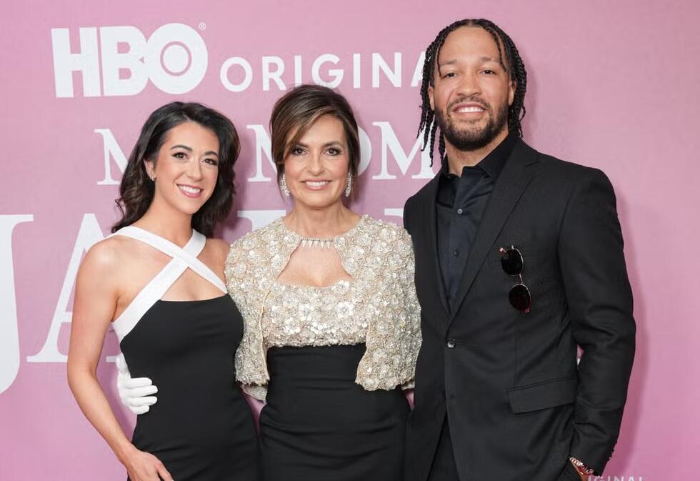 Jalen Brunson Beri Kejutan Manis Dukung Mariska Hargitay di Broadway
