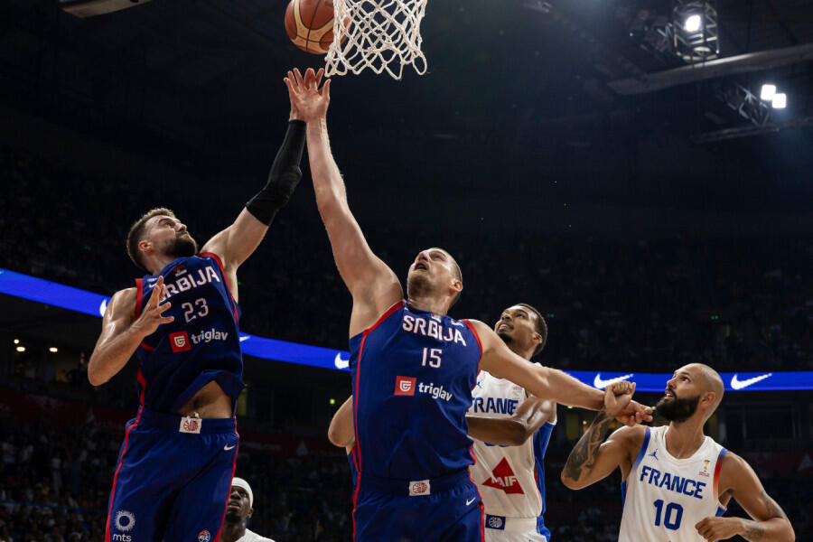 Jokic Menangi "Duel" Melawan Wembanyama di Hadapan 20 Ribu Penonton