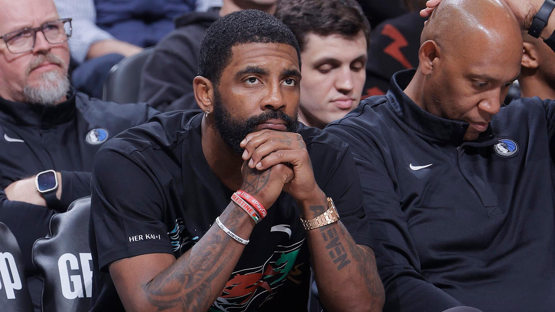 Kyrie Irving Bakal Menanggung Denda Pemain NFL Azeez Al-Shaair