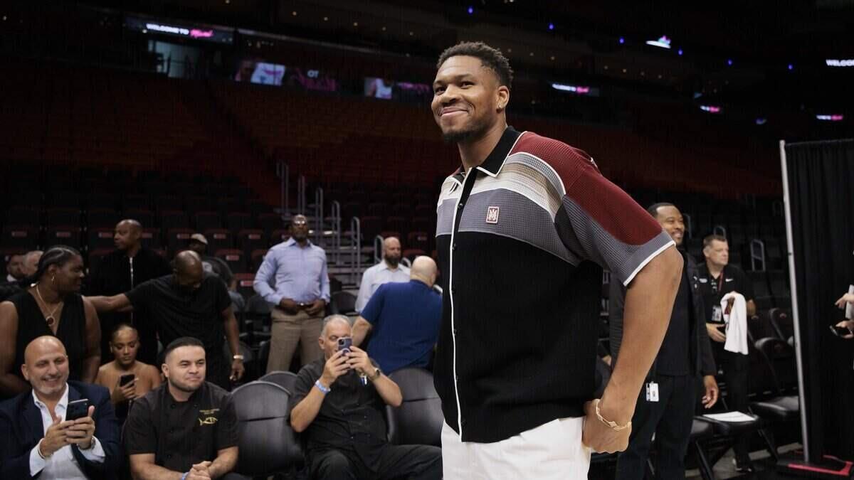 Kisah di Balik Tradisi Bagi-bagi Sepatu Giannis Antetokounmpo